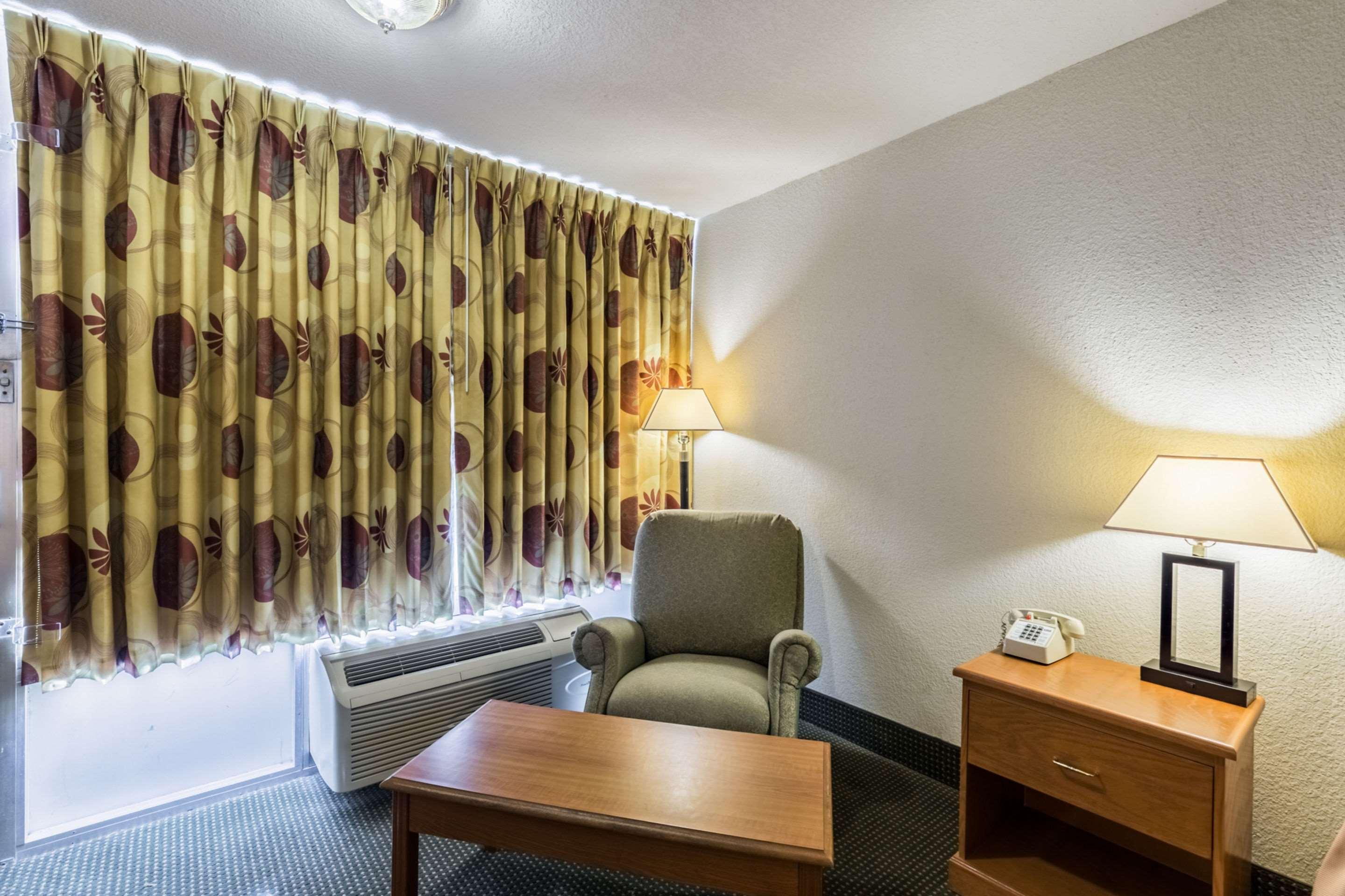 อีโคโนลอดจ์ เบย์ทาวน์ Motel ภายนอก รูปภาพ